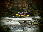 RAFTING NA JIZEE 16.4.2011, Na horch snh a pod horami slunce. Nov snh jet nezaal tt a tak bylo vody mlo. Pesto oblben vlce mma a tta, stejn jako schody a umpa byly pardn zbavn. - fotografie 81