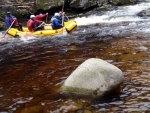 RAFTING NA JIZEE 16.4.2011, Na horch snh a pod horami slunce. Nov snh jet nezaal tt a tak bylo vody mlo. Pesto oblben vlce mma a tta, stejn jako schody a umpa byly pardn zbavn. - fotografie 83