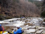 RAFTING NA JIZEE 16.4.2011, Na horch snh a pod horami slunce. Nov snh jet nezaal tt a tak bylo vody mlo. Pesto oblben vlce mma a tta, stejn jako schody a umpa byly pardn zbavn. - fotografie 86