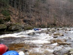 RAFTING NA JIZEE 16.4.2011, Na horch snh a pod horami slunce. Nov snh jet nezaal tt a tak bylo vody mlo. Pesto oblben vlce mma a tta, stejn jako schody a umpa byly pardn zbavn. - fotografie 87