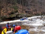 RAFTING NA JIZEE 16.4.2011, Na horch snh a pod horami slunce. Nov snh jet nezaal tt a tak bylo vody mlo. Pesto oblben vlce mma a tta, stejn jako schody a umpa byly pardn zbavn. - fotografie 88