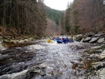 RAFTING NA JIZEE 16.4.2011, Na horch snh a pod horami slunce. Nov snh jet nezaal tt a tak bylo vody mlo. Pesto oblben vlce mma a tta, stejn jako schody a umpa byly pardn zbavn. - fotografie 90