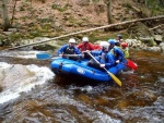 RAFTING NA JIZEE 16.4.2011, Na horch snh a pod horami slunce. Nov snh jet nezaal tt a tak bylo vody mlo. Pesto oblben vlce mma a tta, stejn jako schody a umpa byly pardn zbavn. - fotografie 96