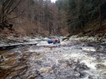 RAFTING NA JIZEE 16.4.2011, Na horch snh a pod horami slunce. Nov snh jet nezaal tt a tak bylo vody mlo. Pesto oblben vlce mma a tta, stejn jako schody a umpa byly pardn zbavn. - fotografie 97