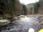 RAFTING NA JIZEE 16.4.2011, Na horch snh a pod horami slunce. Nov snh jet nezaal tt a tak bylo vody mlo. Pesto oblben vlce mma a tta, stejn jako schody a umpa byly pardn zbavn. - fotografie 101