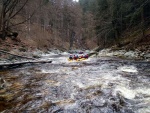 RAFTING NA JIZEE 16.4.2011, Na horch snh a pod horami slunce. Nov snh jet nezaal tt a tak bylo vody mlo. Pesto oblben vlce mma a tta, stejn jako schody a umpa byly pardn zbavn. - fotografie 102