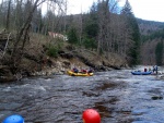 RAFTING NA JIZEE 16.4.2011, Na horch snh a pod horami slunce. Nov snh jet nezaal tt a tak bylo vody mlo. Pesto oblben vlce mma a tta, stejn jako schody a umpa byly pardn zbavn. - fotografie 104