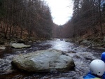 RAFTING NA JIZEE 16.4.2011, Na horch snh a pod horami slunce. Nov snh jet nezaal tt a tak bylo vody mlo. Pesto oblben vlce mma a tta, stejn jako schody a umpa byly pardn zbavn. - fotografie 108