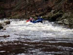 RAFTING NA JIZEE 16.4.2011, Na horch snh a pod horami slunce. Nov snh jet nezaal tt a tak bylo vody mlo. Pesto oblben vlce mma a tta, stejn jako schody a umpa byly pardn zbavn. - fotografie 110