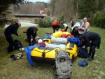 RAFTING NA JIZEE 16.4.2011, Na horch snh a pod horami slunce. Nov snh jet nezaal tt a tak bylo vody mlo. Pesto oblben vlce mma a tta, stejn jako schody a umpa byly pardn zbavn. - fotografie 113