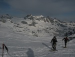 Skialpov rj 2011 slo 2, Nepzniv pedpov na tst nevyla a tak si vichni louen se zimou skvle uili. tyi dny pln nronho lapn a ostrch sjezd. Zvren odjezd na erstvm praanu byl zakonenm vskutku st - fotografie 28