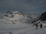 Skialpov rj 2011 slo 2, Nepzniv pedpov na tst nevyla a tak si vichni louen se zimou skvle uili. tyi dny pln nronho lapn a ostrch sjezd. Zvren odjezd na erstvm praanu byl zakonenm vskutku st - fotografie 31