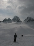 Skialpov rj 2011 slo 2, Nepzniv pedpov na tst nevyla a tak si vichni louen se zimou skvle uili. tyi dny pln nronho lapn a ostrch sjezd. Zvren odjezd na erstvm praanu byl zakonenm vskutku st - fotografie 73