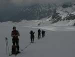 Skialpov rj 2011 slo 2, Nepzniv pedpov na tst nevyla a tak si vichni louen se zimou skvle uili. tyi dny pln nronho lapn a ostrch sjezd. Zvren odjezd na erstvm praanu byl zakonenm vskutku st - fotografie 84