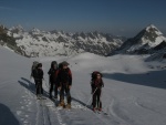 Skialpov rj 2011 slo 2, Nepzniv pedpov na tst nevyla a tak si vichni louen se zimou skvle uili. tyi dny pln nronho lapn a ostrch sjezd. Zvren odjezd na erstvm praanu byl zakonenm vskutku st - fotografie 95