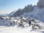 Hochschwab skialpov, V noru jsme se vydali na skialpov przkum vchodn hradby trska - poho Hochschwab. Co se tk mnostv snhu dn hitparda, ale i tak jsme si to uili. Zejmna pi kopn stup pi sestupu z h - fotografie 24