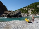 RAFTING EXPEDICE DO ALBNIE 2011, Dalek a exotick zem ns opt pijala vldn s pekrsnou prodou a dobrm poasm. Vodckch zitk bylo hojn, stejn jako gurmnskch a cestovatelskch. Pjemnou partu jet vylepila Danina k - fotografie 3