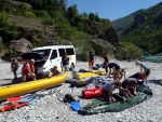 RAFTING EXPEDICE DO ALBNIE 2011, Dalek a exotick zem ns opt pijala vldn s pekrsnou prodou a dobrm poasm. Vodckch zitk bylo hojn, stejn jako gurmnskch a cestovatelskch. Pjemnou partu jet vylepila Danina k - fotografie 4