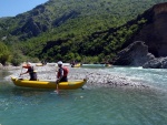 RAFTING EXPEDICE DO ALBNIE 2011, Dalek a exotick zem ns opt pijala vldn s pekrsnou prodou a dobrm poasm. Vodckch zitk bylo hojn, stejn jako gurmnskch a cestovatelskch. Pjemnou partu jet vylepila Danina k - fotografie 7