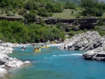 RAFTING EXPEDICE DO ALBNIE 2011, Dalek a exotick zem ns opt pijala vldn s pekrsnou prodou a dobrm poasm. Vodckch zitk bylo hojn, stejn jako gurmnskch a cestovatelskch. Pjemnou partu jet vylepila Danina k - fotografie 12