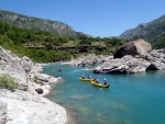 RAFTING EXPEDICE DO ALBNIE 2011, Dalek a exotick zem ns opt pijala vldn s pekrsnou prodou a dobrm poasm. Vodckch zitk bylo hojn, stejn jako gurmnskch a cestovatelskch. Pjemnou partu jet vylepila Danina k - fotografie 15