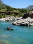 RAFTING EXPEDICE DO ALBNIE 2011, Dalek a exotick zem ns opt pijala vldn s pekrsnou prodou a dobrm poasm. Vodckch zitk bylo hojn, stejn jako gurmnskch a cestovatelskch. Pjemnou partu jet vylepila Danina k - fotografie 16