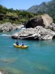 RAFTING EXPEDICE DO ALBNIE 2011, Dalek a exotick zem ns opt pijala vldn s pekrsnou prodou a dobrm poasm. Vodckch zitk bylo hojn, stejn jako gurmnskch a cestovatelskch. Pjemnou partu jet vylepila Danina k - fotografie 17