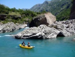 RAFTING EXPEDICE DO ALBNIE 2011, Dalek a exotick zem ns opt pijala vldn s pekrsnou prodou a dobrm poasm. Vodckch zitk bylo hojn, stejn jako gurmnskch a cestovatelskch. Pjemnou partu jet vylepila Danina k - fotografie 18