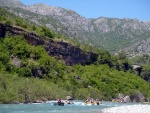 RAFTING EXPEDICE DO ALBNIE 2011, Dalek a exotick zem ns opt pijala vldn s pekrsnou prodou a dobrm poasm. Vodckch zitk bylo hojn, stejn jako gurmnskch a cestovatelskch. Pjemnou partu jet vylepila Danina k - fotografie 21