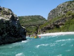 RAFTING EXPEDICE DO ALBNIE 2011, Dalek a exotick zem ns opt pijala vldn s pekrsnou prodou a dobrm poasm. Vodckch zitk bylo hojn, stejn jako gurmnskch a cestovatelskch. Pjemnou partu jet vylepila Danina k - fotografie 45