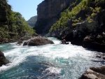 RAFTING EXPEDICE DO ALBNIE 2011, Dalek a exotick zem ns opt pijala vldn s pekrsnou prodou a dobrm poasm. Vodckch zitk bylo hojn, stejn jako gurmnskch a cestovatelskch. Pjemnou partu jet vylepila Danina k - fotografie 62