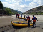 RAFTING EXPEDICE DO ALBNIE 2011, Dalek a exotick zem ns opt pijala vldn s pekrsnou prodou a dobrm poasm. Vodckch zitk bylo hojn, stejn jako gurmnskch a cestovatelskch. Pjemnou partu jet vylepila Danina k - fotografie 169