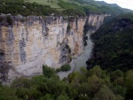 RAFTING EXPEDICE DO ALBNIE 2011, Dalek a exotick zem ns opt pijala vldn s pekrsnou prodou a dobrm poasm. Vodckch zitk bylo hojn, stejn jako gurmnskch a cestovatelskch. Pjemnou partu jet vylepila Danina k - fotografie 232