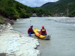 RAFTING EXPEDICE DO ALBNIE 2011, Dalek a exotick zem ns opt pijala vldn s pekrsnou prodou a dobrm poasm. Vodckch zitk bylo hojn, stejn jako gurmnskch a cestovatelskch. Pjemnou partu jet vylepila Danina k - fotografie 237