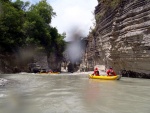 RAFTING EXPEDICE DO ALBNIE 2011, Dalek a exotick zem ns opt pijala vldn s pekrsnou prodou a dobrm poasm. Vodckch zitk bylo hojn, stejn jako gurmnskch a cestovatelskch. Pjemnou partu jet vylepila Danina k - fotografie 247