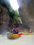 RAFTING EXPEDICE DO ALBNIE 2011, Dalek a exotick zem ns opt pijala vldn s pekrsnou prodou a dobrm poasm. Vodckch zitk bylo hojn, stejn jako gurmnskch a cestovatelskch. Pjemnou partu jet vylepila Danina k - fotografie 250