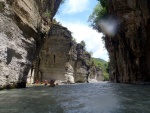 RAFTING EXPEDICE DO ALBNIE 2011, Dalek a exotick zem ns opt pijala vldn s pekrsnou prodou a dobrm poasm. Vodckch zitk bylo hojn, stejn jako gurmnskch a cestovatelskch. Pjemnou partu jet vylepila Danina k - fotografie 251