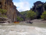 RAFTING EXPEDICE DO ALBNIE 2011, Dalek a exotick zem ns opt pijala vldn s pekrsnou prodou a dobrm poasm. Vodckch zitk bylo hojn, stejn jako gurmnskch a cestovatelskch. Pjemnou partu jet vylepila Danina k - fotografie 255