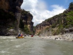 RAFTING EXPEDICE DO ALBNIE 2011, Dalek a exotick zem ns opt pijala vldn s pekrsnou prodou a dobrm poasm. Vodckch zitk bylo hojn, stejn jako gurmnskch a cestovatelskch. Pjemnou partu jet vylepila Danina k - fotografie 256