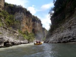 RAFTING EXPEDICE DO ALBNIE 2011, Dalek a exotick zem ns opt pijala vldn s pekrsnou prodou a dobrm poasm. Vodckch zitk bylo hojn, stejn jako gurmnskch a cestovatelskch. Pjemnou partu jet vylepila Danina k - fotografie 257