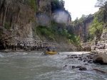 RAFTING EXPEDICE DO ALBNIE 2011, Dalek a exotick zem ns opt pijala vldn s pekrsnou prodou a dobrm poasm. Vodckch zitk bylo hojn, stejn jako gurmnskch a cestovatelskch. Pjemnou partu jet vylepila Danina k - fotografie 259