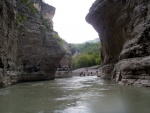 RAFTING EXPEDICE DO ALBNIE 2011, Dalek a exotick zem ns opt pijala vldn s pekrsnou prodou a dobrm poasm. Vodckch zitk bylo hojn, stejn jako gurmnskch a cestovatelskch. Pjemnou partu jet vylepila Danina k - fotografie 261