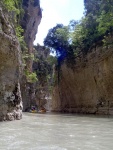 RAFTING EXPEDICE DO ALBNIE 2011, Dalek a exotick zem ns opt pijala vldn s pekrsnou prodou a dobrm poasm. Vodckch zitk bylo hojn, stejn jako gurmnskch a cestovatelskch. Pjemnou partu jet vylepila Danina k - fotografie 266