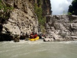 RAFTING EXPEDICE DO ALBNIE 2011, Dalek a exotick zem ns opt pijala vldn s pekrsnou prodou a dobrm poasm. Vodckch zitk bylo hojn, stejn jako gurmnskch a cestovatelskch. Pjemnou partu jet vylepila Danina k - fotografie 284