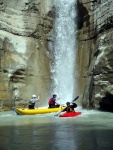 RAFTING EXPEDICE DO ALBNIE 2011, Dalek a exotick zem ns opt pijala vldn s pekrsnou prodou a dobrm poasm. Vodckch zitk bylo hojn, stejn jako gurmnskch a cestovatelskch. Pjemnou partu jet vylepila Danina k - fotografie 300