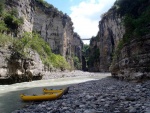 RAFTING EXPEDICE DO ALBNIE 2011, Dalek a exotick zem ns opt pijala vldn s pekrsnou prodou a dobrm poasm. Vodckch zitk bylo hojn, stejn jako gurmnskch a cestovatelskch. Pjemnou partu jet vylepila Danina k - fotografie 308