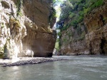 RAFTING EXPEDICE DO ALBNIE 2011, Dalek a exotick zem ns opt pijala vldn s pekrsnou prodou a dobrm poasm. Vodckch zitk bylo hojn, stejn jako gurmnskch a cestovatelskch. Pjemnou partu jet vylepila Danina k - fotografie 309