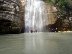 RAFTING EXPEDICE DO ALBNIE 2011, Dalek a exotick zem ns opt pijala vldn s pekrsnou prodou a dobrm poasm. Vodckch zitk bylo hojn, stejn jako gurmnskch a cestovatelskch. Pjemnou partu jet vylepila Danina k - fotografie 319