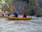 RAFTING EXPEDICE DO ALBNIE 2011, Dalek a exotick zem ns opt pijala vldn s pekrsnou prodou a dobrm poasm. Vodckch zitk bylo hojn, stejn jako gurmnskch a cestovatelskch. Pjemnou partu jet vylepila Danina k - fotografie 330