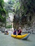 RAFTING EXPEDICE DO ALBNIE 2011, Dalek a exotick zem ns opt pijala vldn s pekrsnou prodou a dobrm poasm. Vodckch zitk bylo hojn, stejn jako gurmnskch a cestovatelskch. Pjemnou partu jet vylepila Danina k - fotografie 343